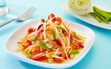 THAI GREEN PAPAYA SALAD RECIPE (SOM TUM THAI)