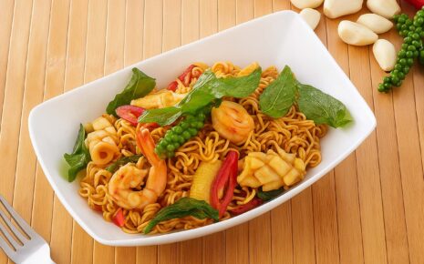THAI DRUNKEN NOODLES WITH INSTANT NOODLES (MAMA PAD KEE MAO)